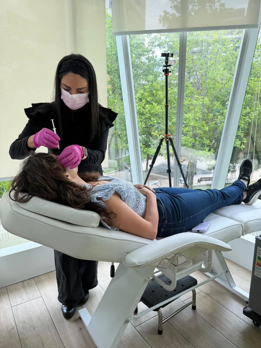 Profesional de ZENTRIA realizando un tratamiento facial